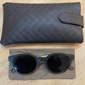 Bottega Veneta Unisex Gray Horn Round Sunglasses with Leather Case and Cloth
